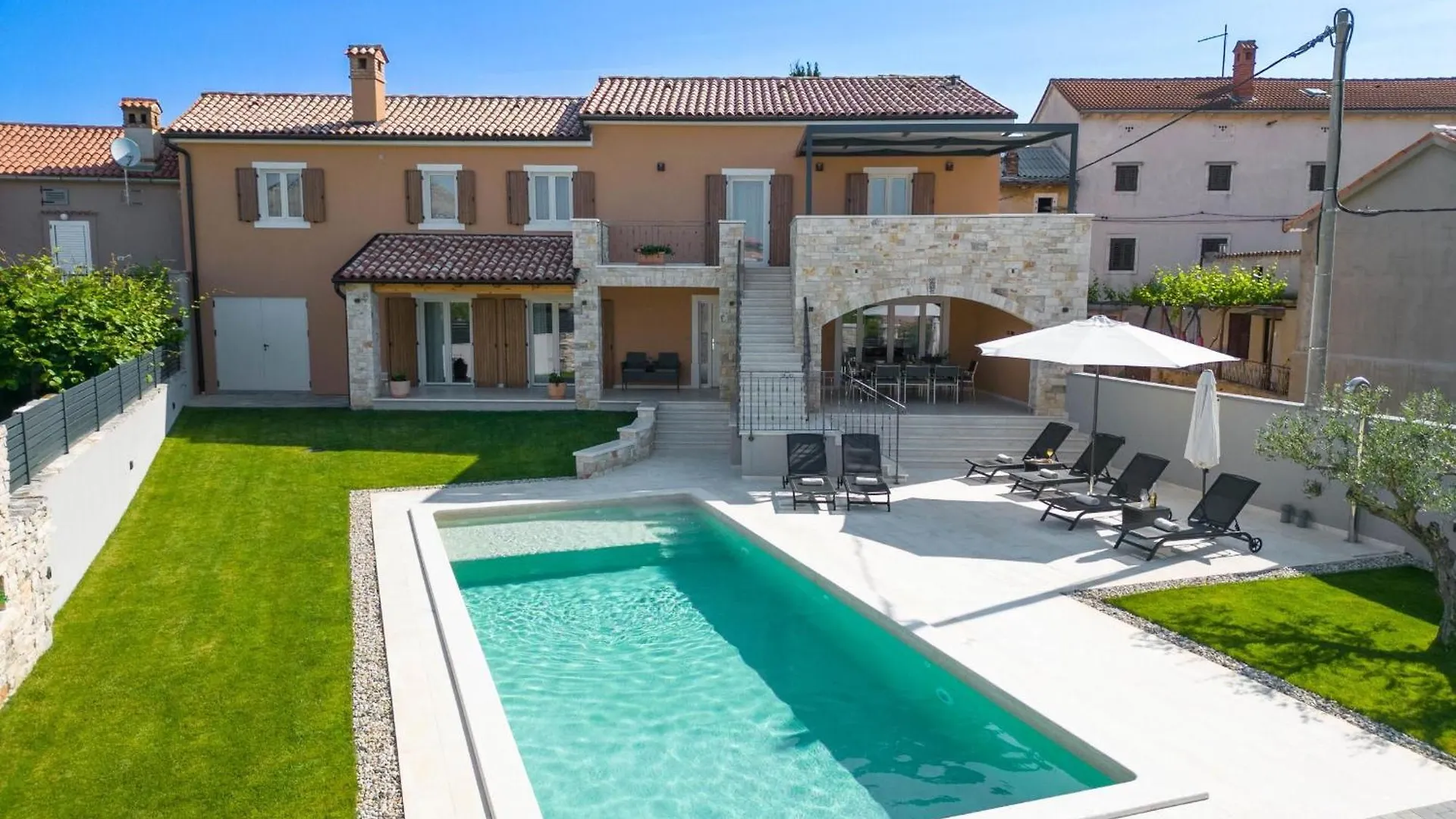 度假居 Villa Grande, Klimatisiert Und Mit Pool In Juršići
